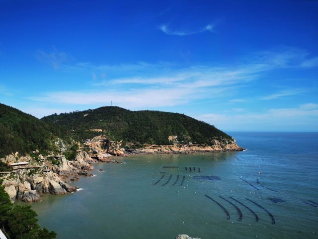 步行幾分鐘即到海岸邊,去往東岙沙灘,仙疊巖,半屏山